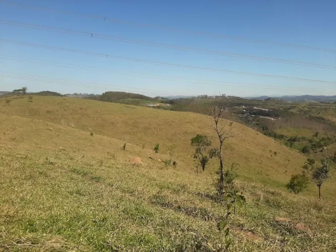 Fazenda na beira do asfalto,faz fundo com a represa área da frente industrial