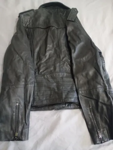 JAQUETA MANGO COURO LEGÍTIMO -SEMI NOVA R$ 300,00 Reais