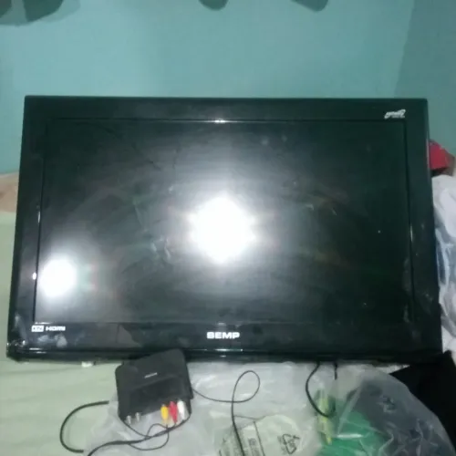 TV SEMP 32 USADA FUNCIONANDO NORMAL ACOMPANHA APARELHO DIGITAL ANALÓGICO. SEM CONTROLE