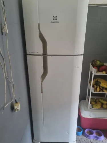 Duas Geladeiras quebradas