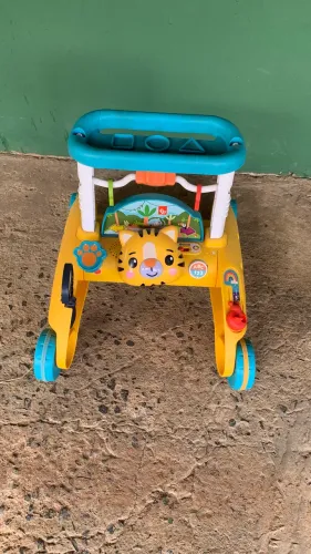 Vende-se andador para bebê Fisher Price tigre
