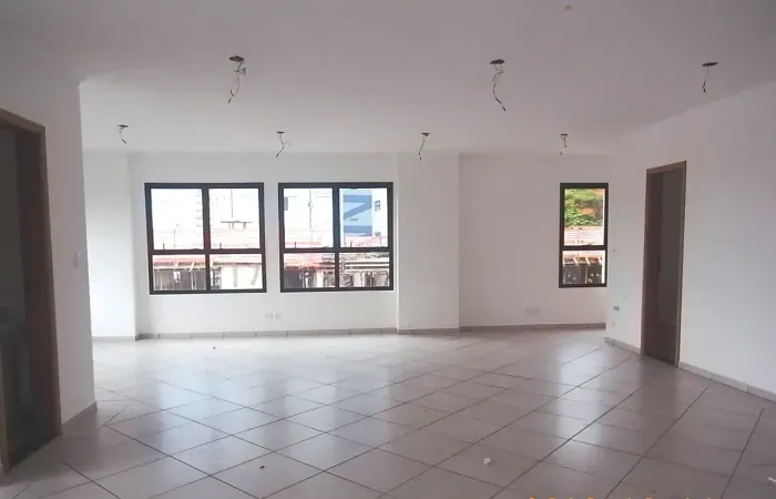 Centro- Sky Empresarial / Sala Comercial 84m2, 2Vg, 2wc, Frente ao Porto Seguro