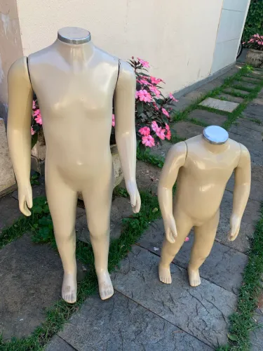 Par de manequins infantis 
