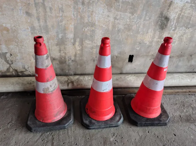 Vendo 3 cones com base emborrachada seminovo