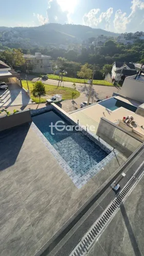 Casa de Condomínio com 3 suítes, área gourmet, piscina e 4 vagas para venda com 436m²