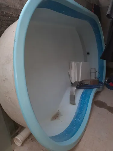 Vende se piscina tipo Feijão 0.50x1.70x3.00 em bom estado de conservação ,com cascata.