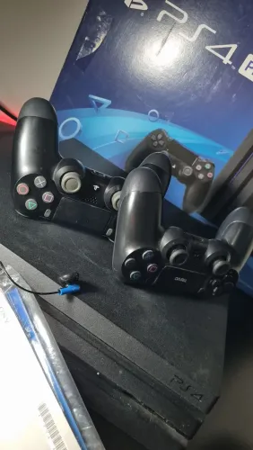 Ps4 Pro Bem conservado na CAIXA com todos os acessórios + 2 Controles + 3 Jogos