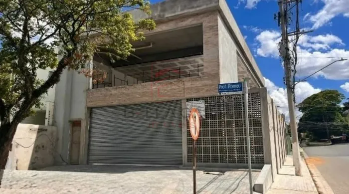 Maravilhoso espaço comercial pé direito alto, amplo, novo.