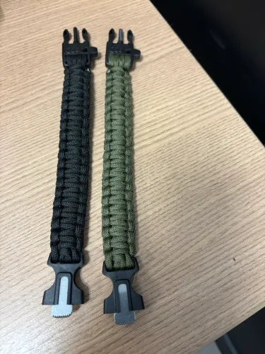 Pulseira paracord com pederneira e apito