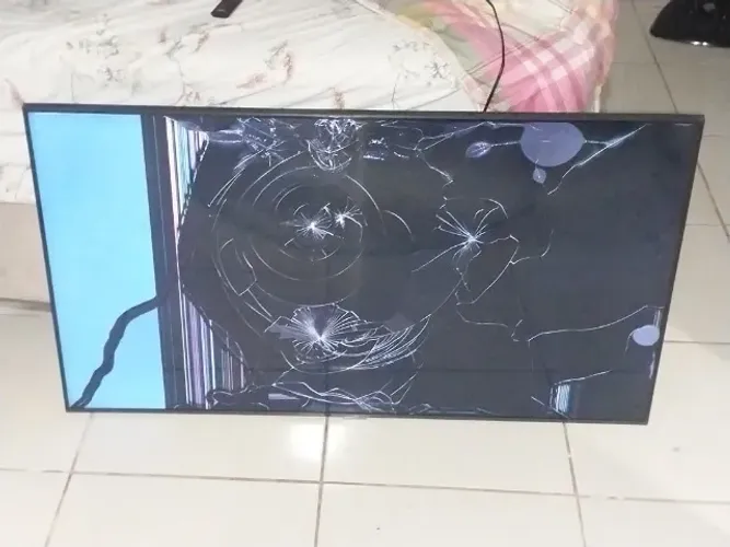 Vendo duas Smart tv 50 e 43. Sansung. As duas com as telas quebradas.