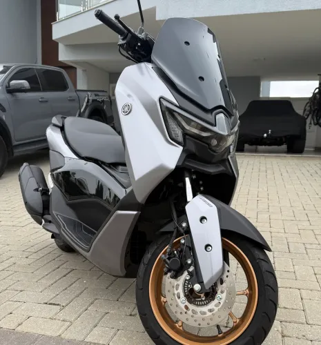 YAMAHA NMAX com 450 km