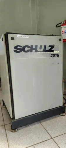 Compressor De Parafuso 15cv 8 Bar 220v Trifásico C/ Cabine (Usado)