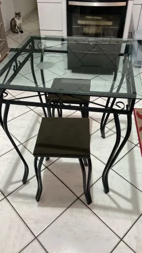 Mesa pequena com dois bancos