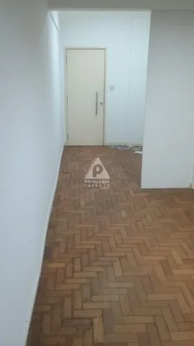 Sala Comercial à Venda no Centro do Rio de Janeiro 26 m², 1 Banheiro, Financiamento Aceit