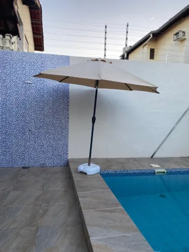Guardasol para piscina ou jardim com base usado bege em estado de novo