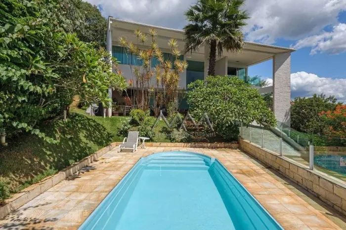 Casa à Venda no Condomínio Veredas das Gerais com 3 Quartos  512m²