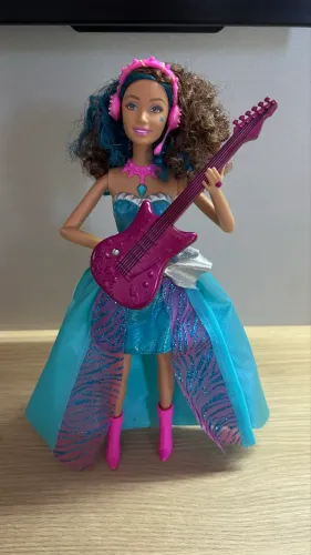 Boneca Erika Barbie em Rock 'N Royals