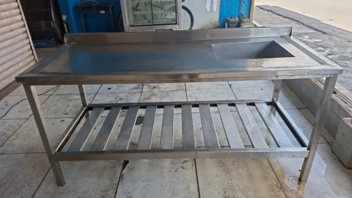 Bancada de aço inox com cuba. 2m. de comprimento por 80cm de largura.