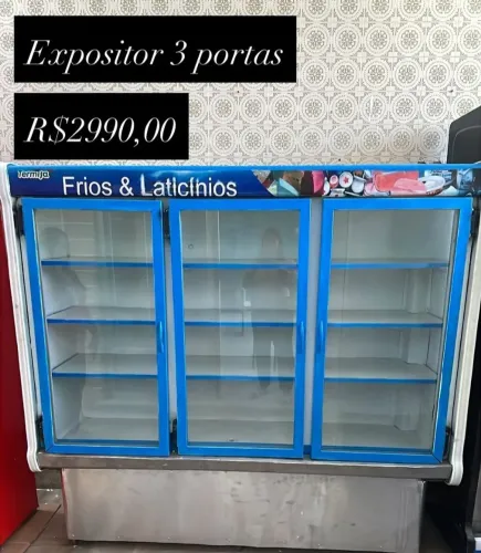 Expositor três portas