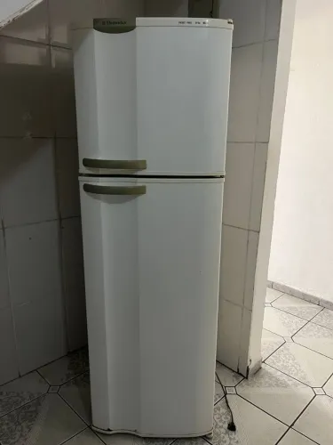 Vendo 2 geladeira uma pequena e uma grande a pequena 200 a grande 500 nao entrego