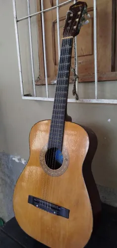 Violão velho e usado