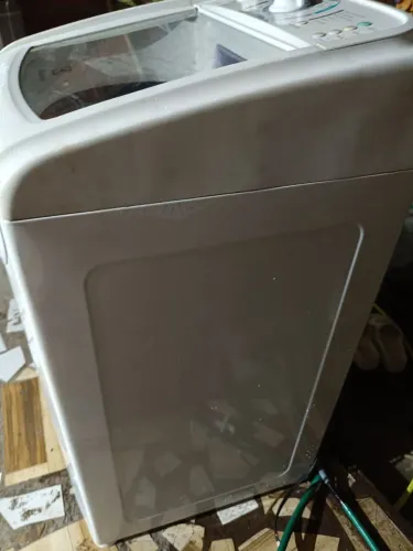 Vende-se uma máquina de lavar roupa 8 quilo valor 600 $