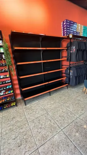 Gôndolas novas de aço