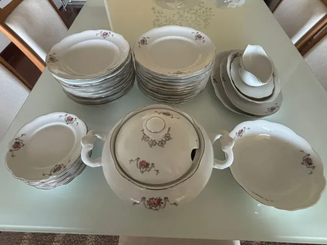 Aparelho de Jantar em Porcelana Vintage - Anos 60 ?