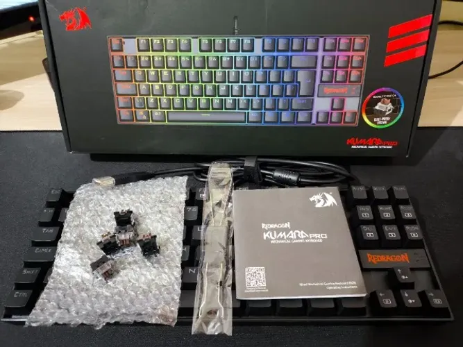 Teclado Mecânico Redragon Kumara Pro RGB (ABNT2, Switch Brown) - IMPECÁVEL na Caixa!