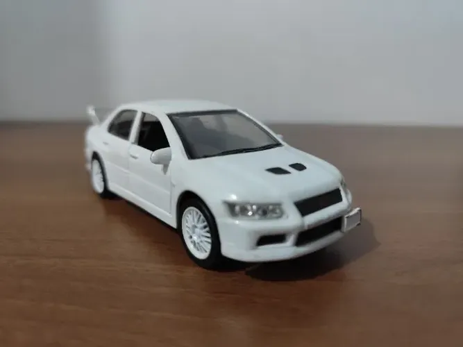 Dois carros em miniatura maiores que hotwheels (lancer e F50)