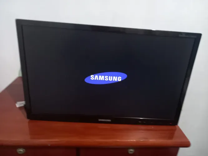 Vendo uma TV, ela não é smart, está funcionando perfeitamente bem, bem cuidada