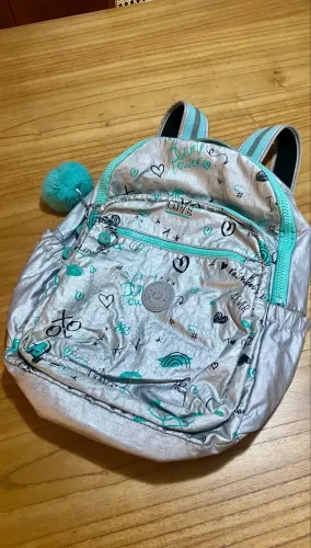 Mochila Kipling verde-água com ilustrações 