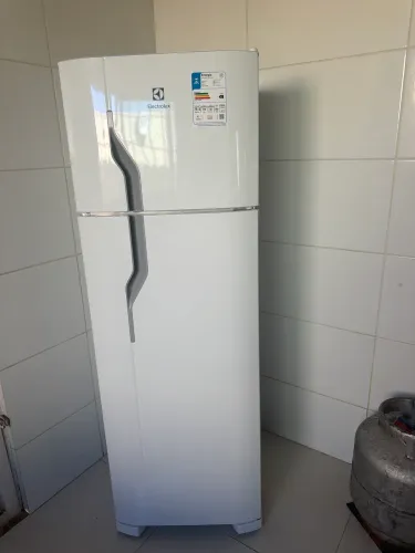 Geladeira Eletrolux. 210 litros .