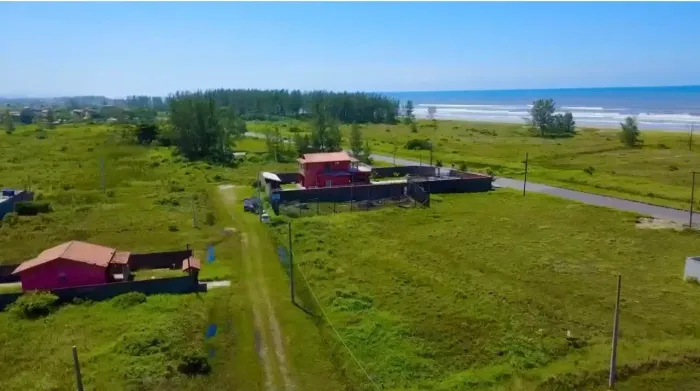 Terreno a poucos metros da Praia