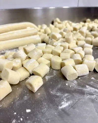 Restaurante Artusi, contrata Cozinheiro(a) e Auxiliar cozinha, c/ ou sem experiência. 