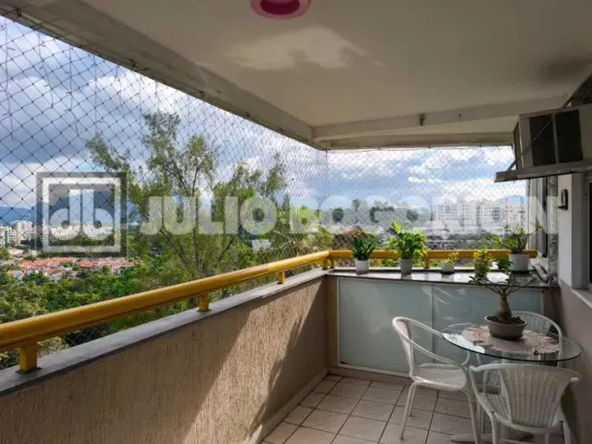 Lindo Apartamento - Freguesia - Varandão - 02 Quartos e 01 Dependência