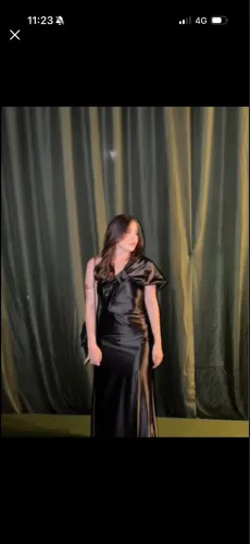Vestido de Festa Longo Preto Acetinado com Fenda