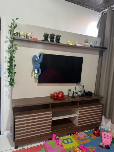 Rack com painel off white e amadeirado escuro