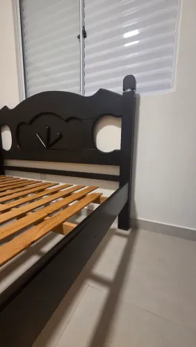 Cama Queen em Madeira