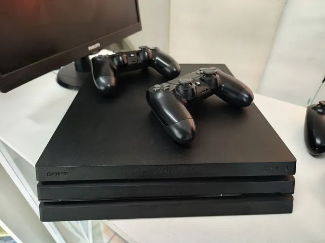 Playstation 4 Pro 1TB + 10 jogos