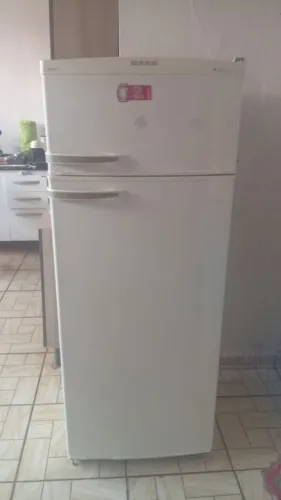 Vendo geladeira, Funcionando perfeitamente! Detalhes de uso.