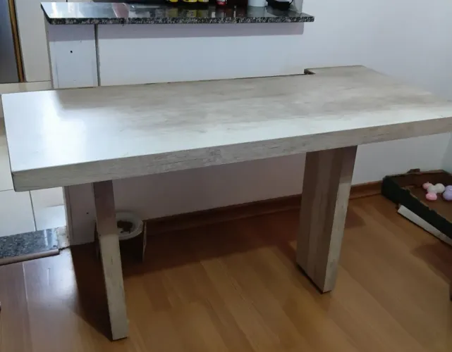 Mesa rústica, MDF, resistente, conservada.