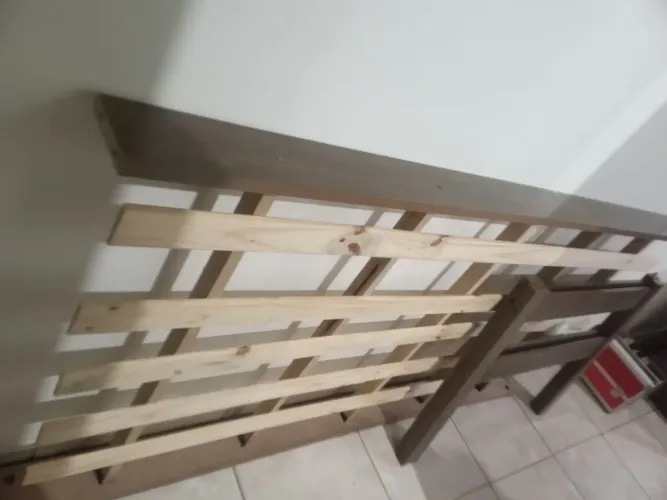 1 cama de solteiro mdf pouco usada e um painel de TV 
