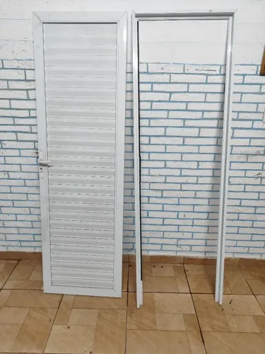 Porta de alumínio branco com batente 56 X 1,82 sem chave 