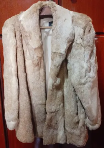 Casaco de pele legítima. Importado da França. Marca Curtepel. Cor Bege Vigo. Tamanho 46