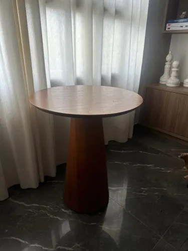 Mesa Lateral Redonda de Madeira com Base Cônica