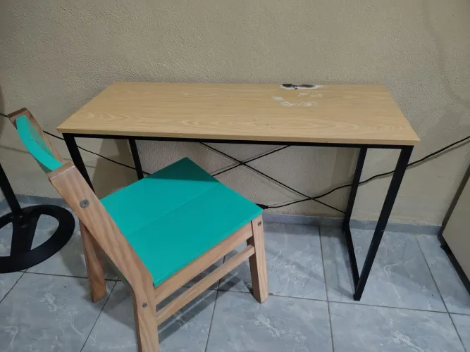 Escrivaninha e cadeira em bom estado de conservação