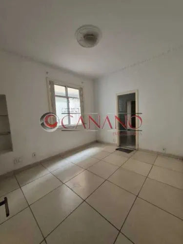 Apartamento, térreo, quintal, 2 qtos, qto de serviço, 2 banheiros / Residencial / Benfica