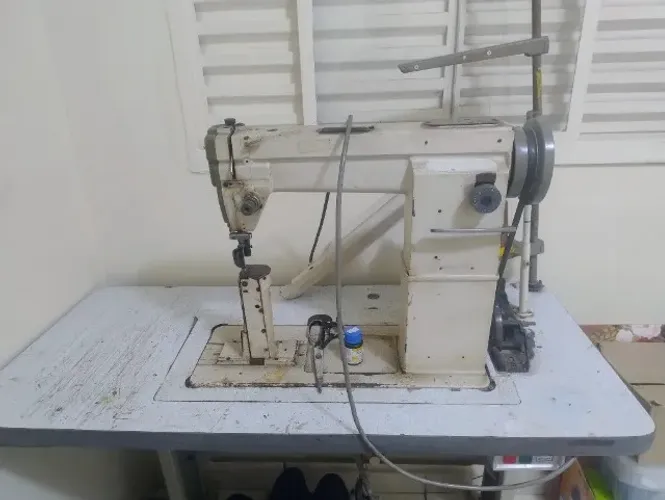 Máquina de costura coluna.