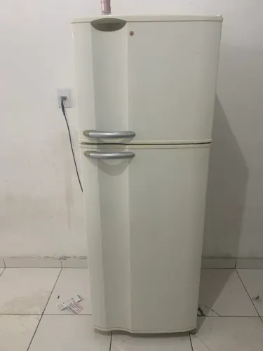 Vendo geladeira eletrolux. 500$. Perfeito estado funciona normalmente